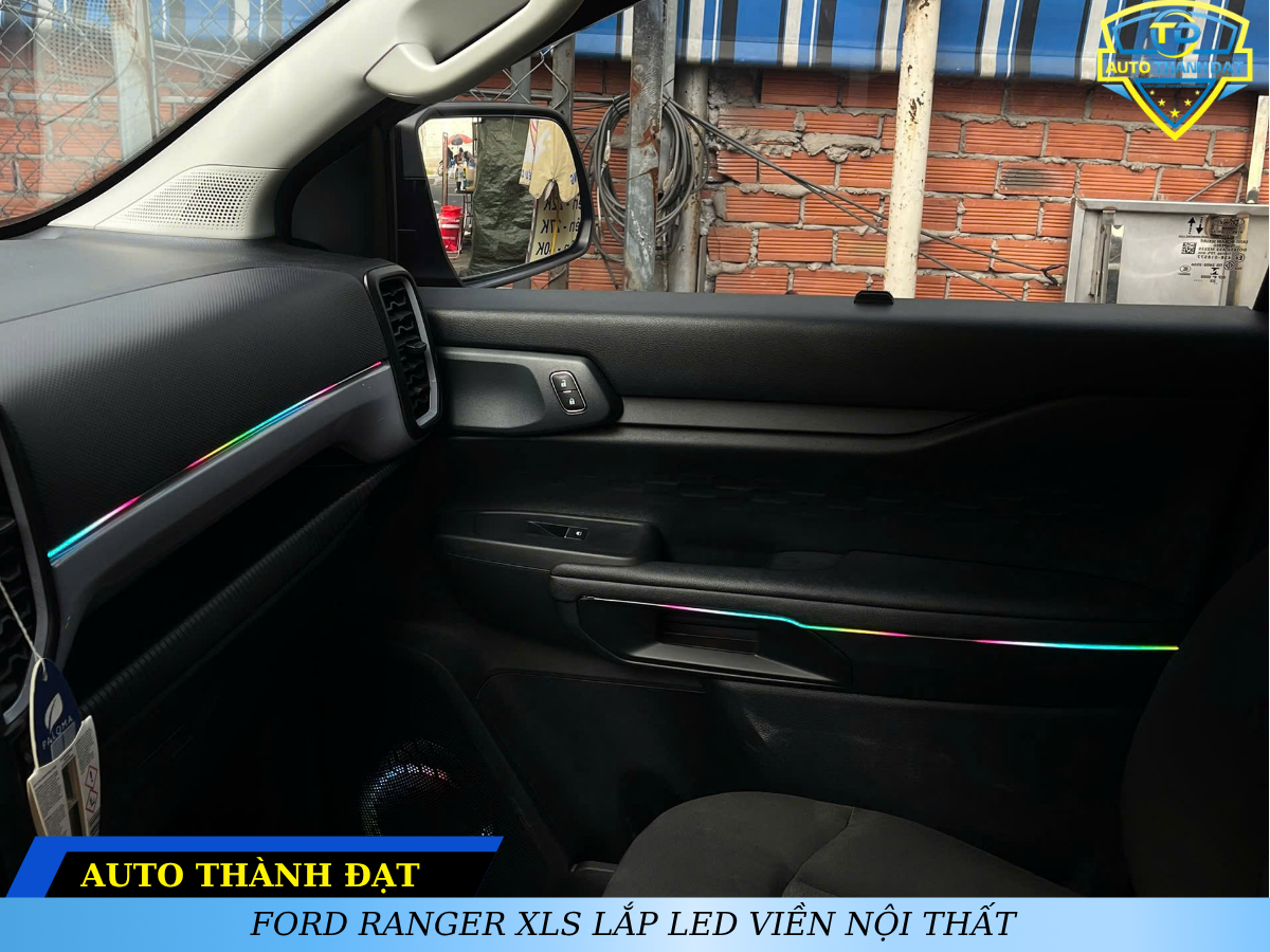 FORD RANGER XLS LẮP LED VIỀN NỘI THẤT