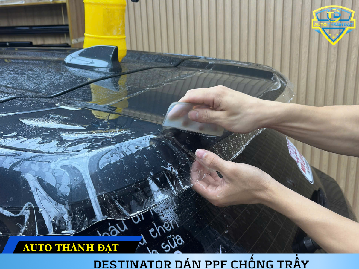 DÁN PPF CHO MITSUBISHI DESTINATOR Về cơ bản, dán PPF cho MITSUBISHI DESTINATOR là quá trình phủ một lớp màng Polyurethane nhiệt dẻo trong suốt và siêu mỏng lên bề mặt sơn ngoại thất hoặc nội thất của xe