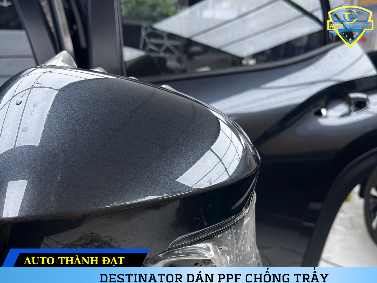 DÁN PPF CHO MITSUBISHI DESTINATOR Về cơ bản, dán PPF cho MITSUBISHI DESTINATOR là quá trình phủ một lớp màng Polyurethane nhiệt dẻo trong suốt và siêu mỏng lên bề mặt sơn ngoại thất hoặc nội thất của xe