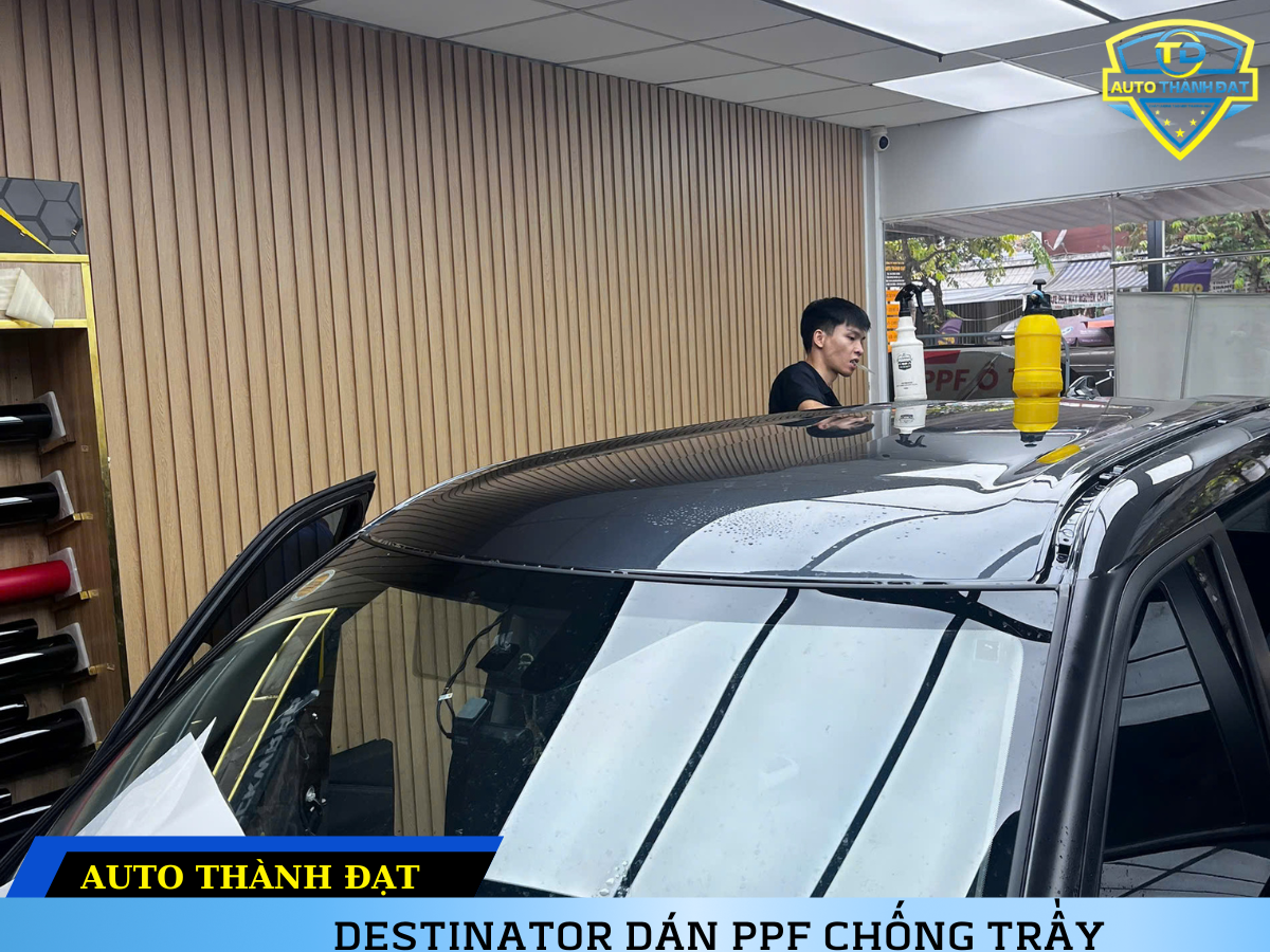 DÁN PPF CHO MITSUBISHI DESTINATOR Về cơ bản, dán PPF cho MITSUBISHI DESTINATOR là quá trình phủ một lớp màng Polyurethane nhiệt dẻo trong suốt và siêu mỏng lên bề mặt sơn ngoại thất hoặc nội thất của xe