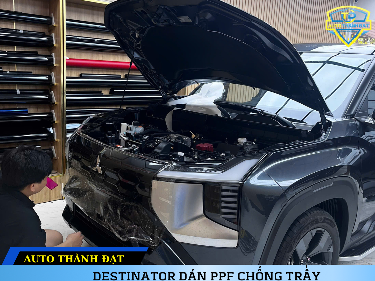DÁN PPF CHO MITSUBISHI DESTINATOR Về cơ bản, dán PPF cho MITSUBISHI DESTINATOR là quá trình phủ một lớp màng Polyurethane nhiệt dẻo trong suốt và siêu mỏng lên bề mặt sơn ngoại thất hoặc nội thất của xe